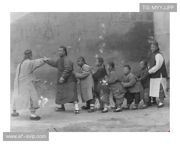 不同年代的孩子们玩耍的游戏各异，反映出时代与文化的变迁与多样性